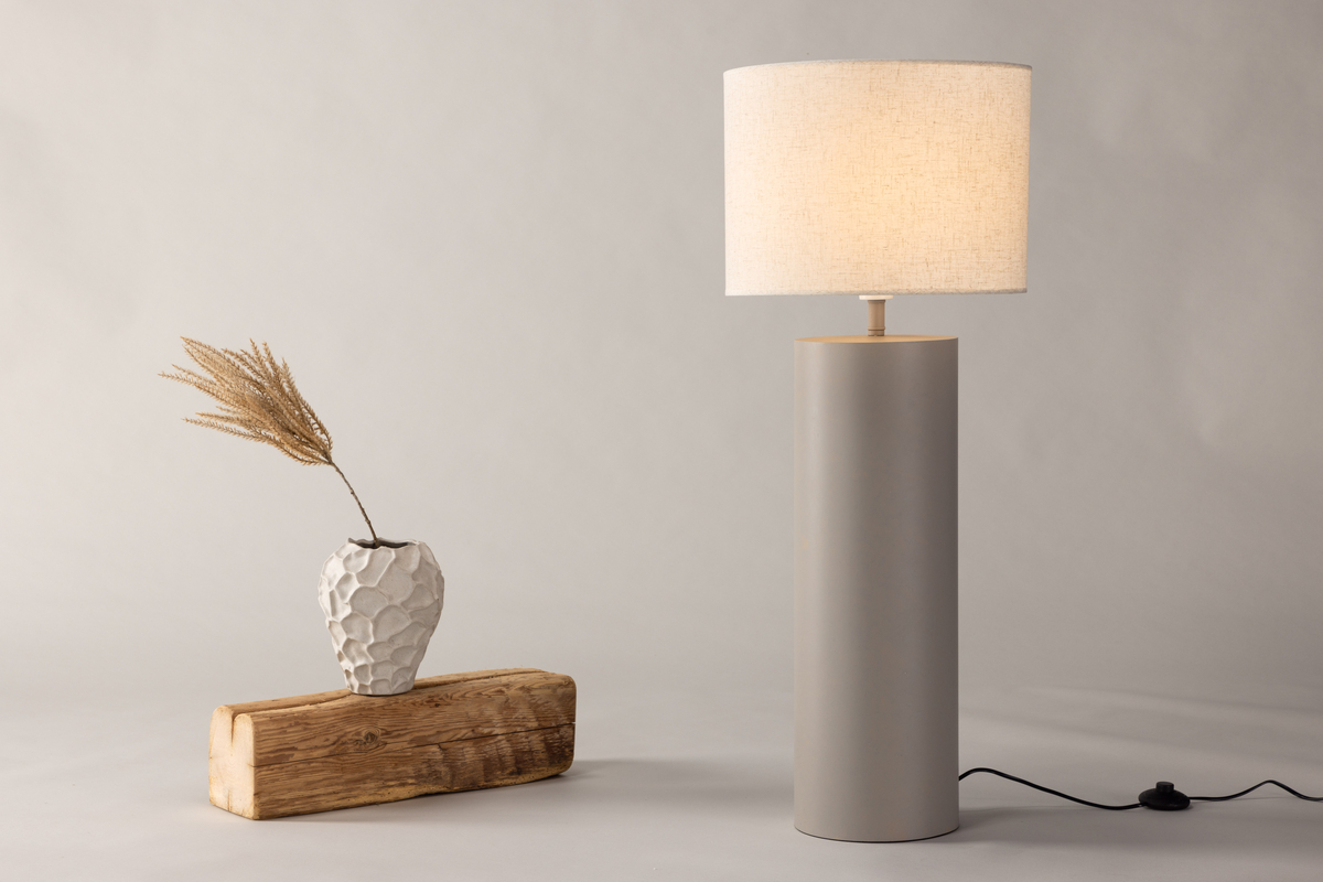 Umeå Grå gulvlampe Fra Venture Design - Den afrundede lampefod i grå giver sammen med lampeskærmen i lysegrå hør en luksuriøs følelse til hjemmet.