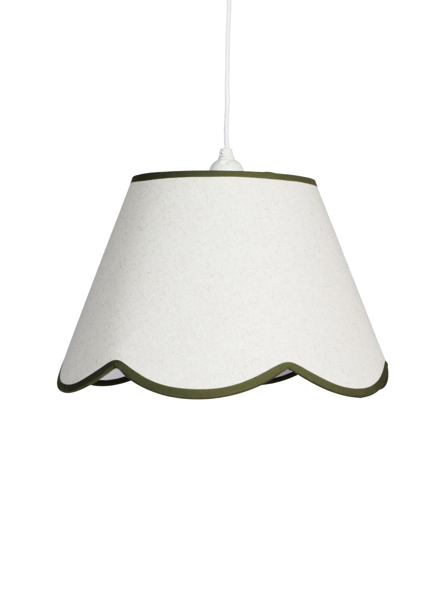 Nell Ø35 Beige/grøn loftslampe Fra PR Home - Den bl&oslash;de struktur og den dekorative, b&oslash;lgeformede bundkant i m&oslash;rkegr&oslash;n giver et elegant og harmonisk udtryk, der passer ind i b&aring;de moderne og mere traditionelle hjem.