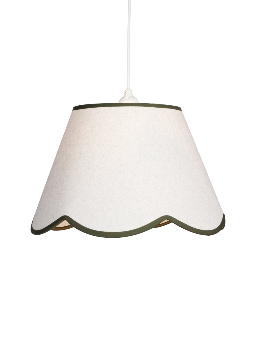 Nell Ø35 Beige/grøn loftslampe Fra PR Home - Den bl&oslash;de struktur og den dekorative, b&oslash;lgeformede bundkant i m&oslash;rkegr&oslash;n giver et elegant og harmonisk udtryk, der passer ind i b&aring;de moderne og mere traditionelle hjem.