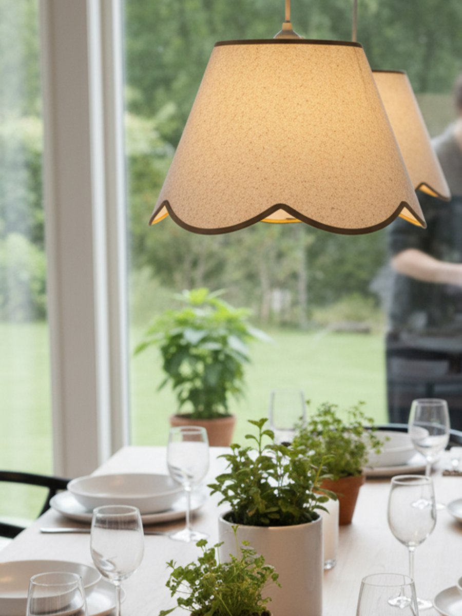 Nell Ø35 Beige/grøn loftslampe Fra PR Home - Den bl&oslash;de struktur og den dekorative, b&oslash;lgeformede bundkant i m&oslash;rkegr&oslash;n giver et elegant og harmonisk udtryk, der passer ind i b&aring;de moderne og mere traditionelle hjem.