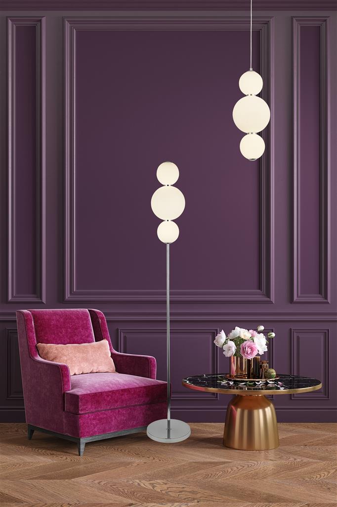 Snowball Krom gulvlampe Fra Searchlight - Snowball er en gulvlampe, der virkelig skiller sig ud &ndash; Med sine runde opalglasskærme og et strejf af krom har den et blødt, næsten taktilt udtryk, som mange andre lamper mangler.