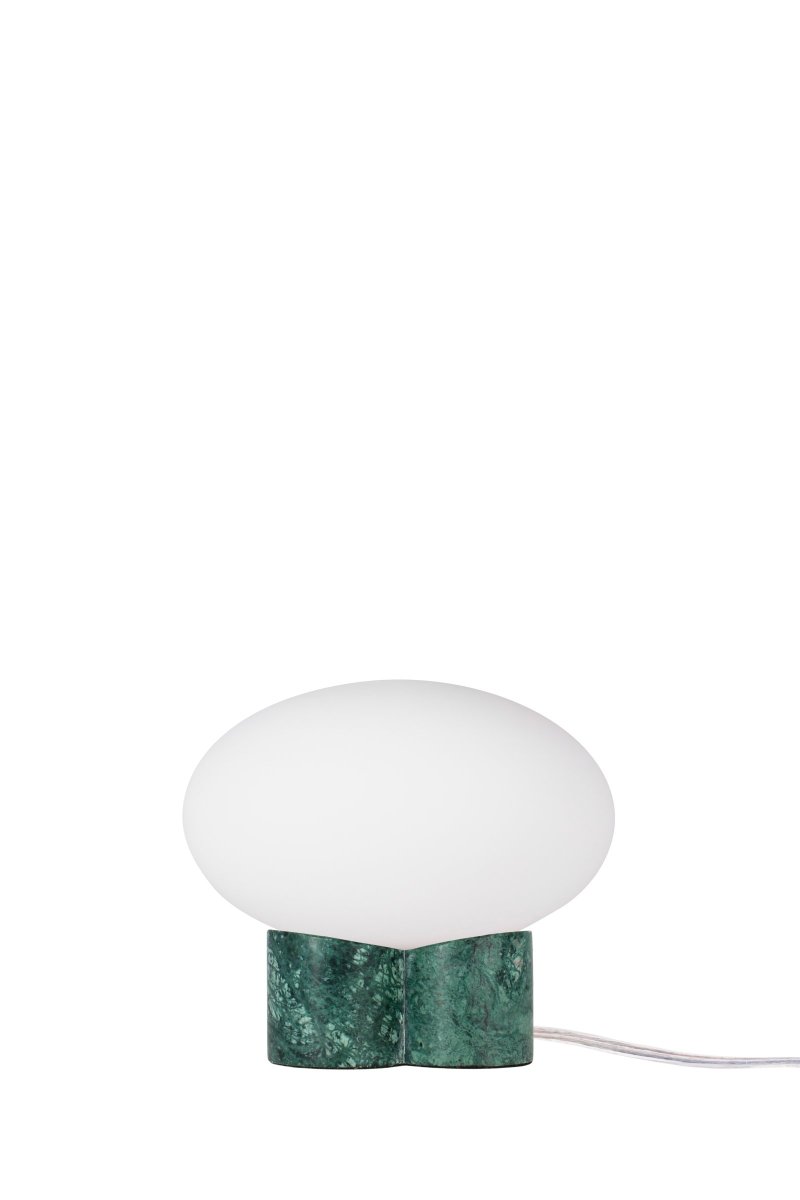 Mammut 18cm Grøn bordlampe Fra Globen Lighting - Mammut er en eksklusiv og legende bordlampe med sine korte ben og store glaskuppel.