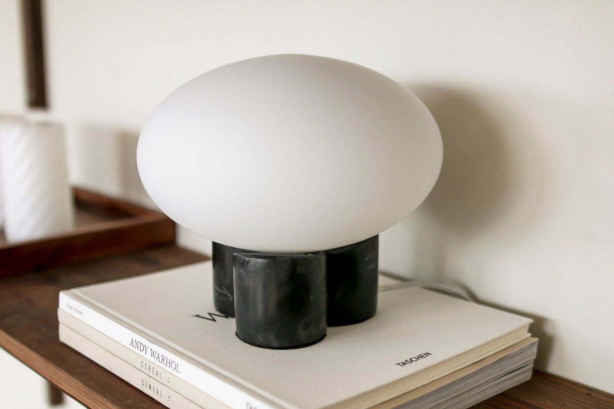 Mammut 18cm Sort bordlampe Fra Globen Lighting - Mammut er en eksklusiv og legende bordlampe med sine korte ben og store glaskuppel.