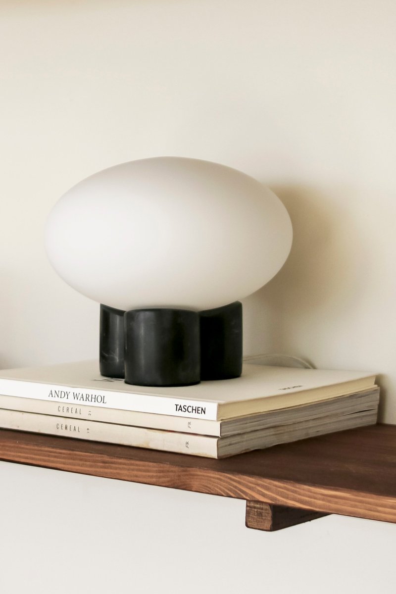 Mammut 18cm Sort bordlampe Fra Globen Lighting - Mammut er en eksklusiv og legende bordlampe med sine korte ben og store glaskuppel.