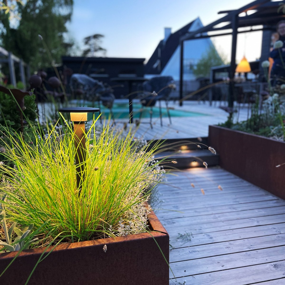 Orbit Mørkegrå Fra Lightson - Den er også effektiv, når den står op i et blomsterbed og oplyser de omkringliggende planter, der har lampen en jævn og fin spredning af lyset.