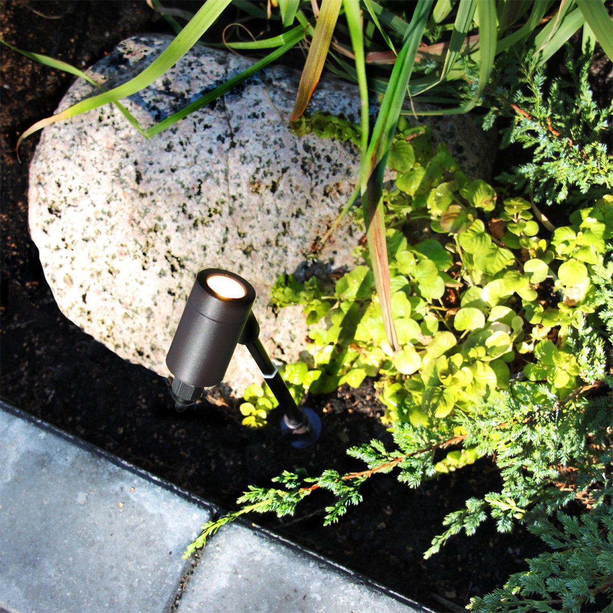 Astro Mørkegrå Fra Lightson - Lyset har en fin spredning og kan rettes både op og ned, hvilket gør at lampen er velegnet til mange forskellige typer buske og træer, men også; korridorer og stier.
