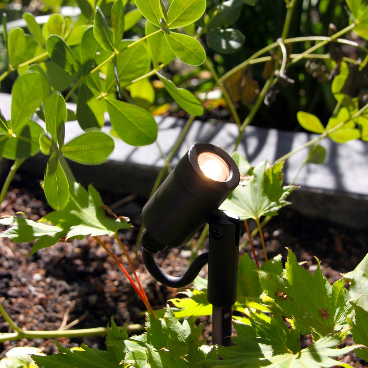 Astro Mørkegrå Fra Lightson - Lyset har en fin spredning og kan rettes både op og ned, hvilket gør at lampen er velegnet til mange forskellige typer buske og træer, men også; korridorer og stier.
