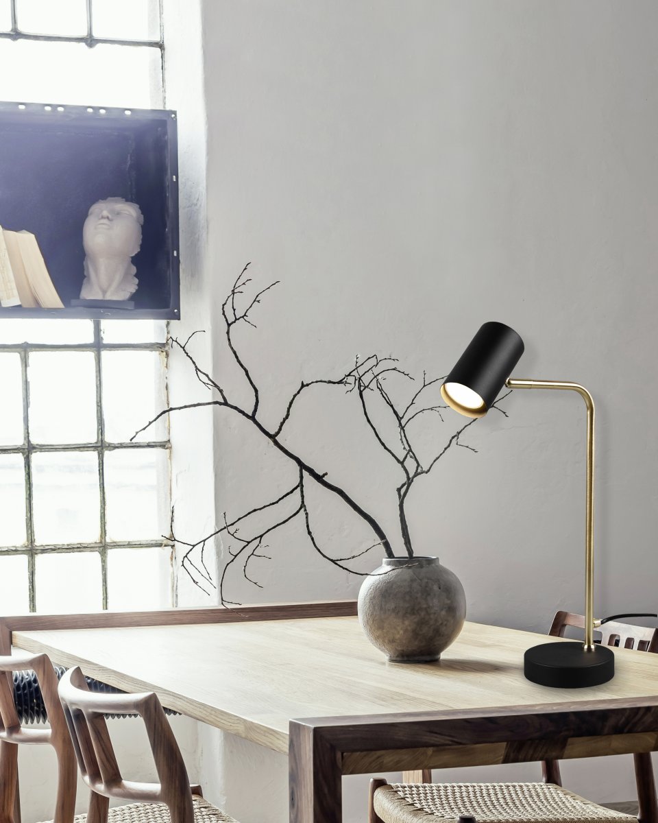 Marley 45cm Mat messing skrivebordslampe Fra Trio Lighting - Den moderne kombination af mat sort og mat messing giver stilfulde kontraster og fremhæver interiøret.