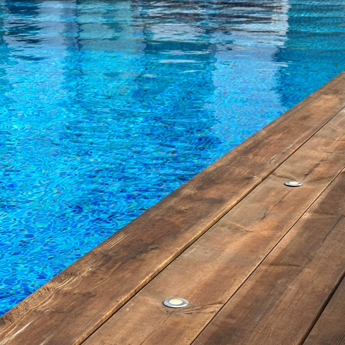 Dexter 10 Sølv Fra Lightson - Et fleksibelt og prisbilligt 12-volt system til din have, som du nemt selv installerer og senere kan bygge videre p&aring;, op til 50 meter, hvis du &oslash;nsker det.