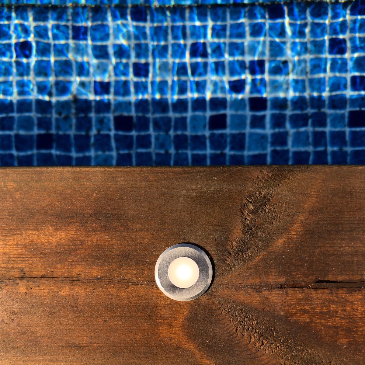 Dexter 10 Sølv Fra Lightson - Et fleksibelt og prisbilligt 12-volt system til din have, som du nemt selv installerer og senere kan bygge videre p&aring;, op til 50 meter, hvis du &oslash;nsker det.