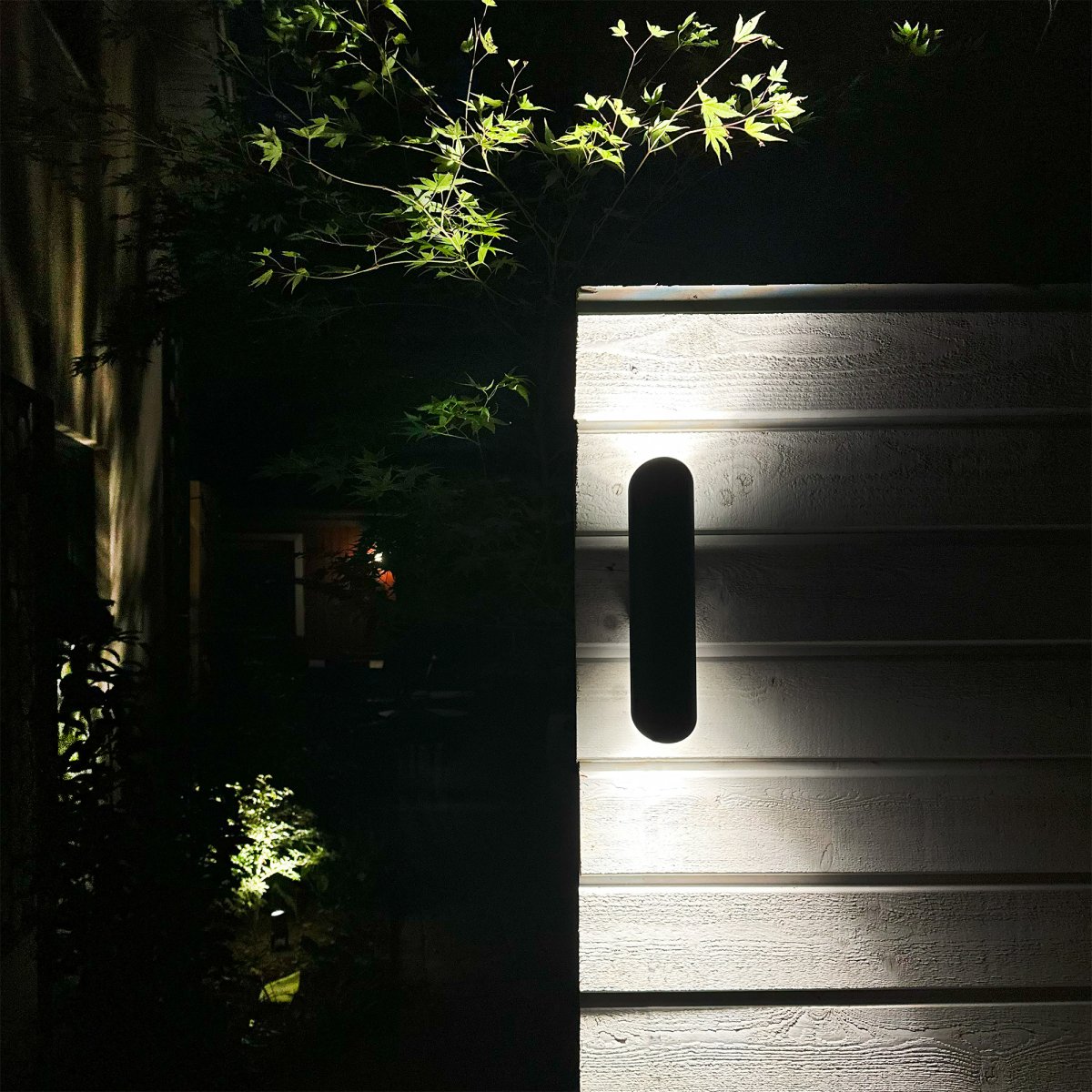 Wally Mørkegrå Fra Lightson - Lampen giver et rigtig godt funktionelt lys, praktisk for eksempel i garagen eller haven, men skaber ogs&aring; flotte effekter til at oplyse det, der er omkring, s&aring;som krukker og vegetation.