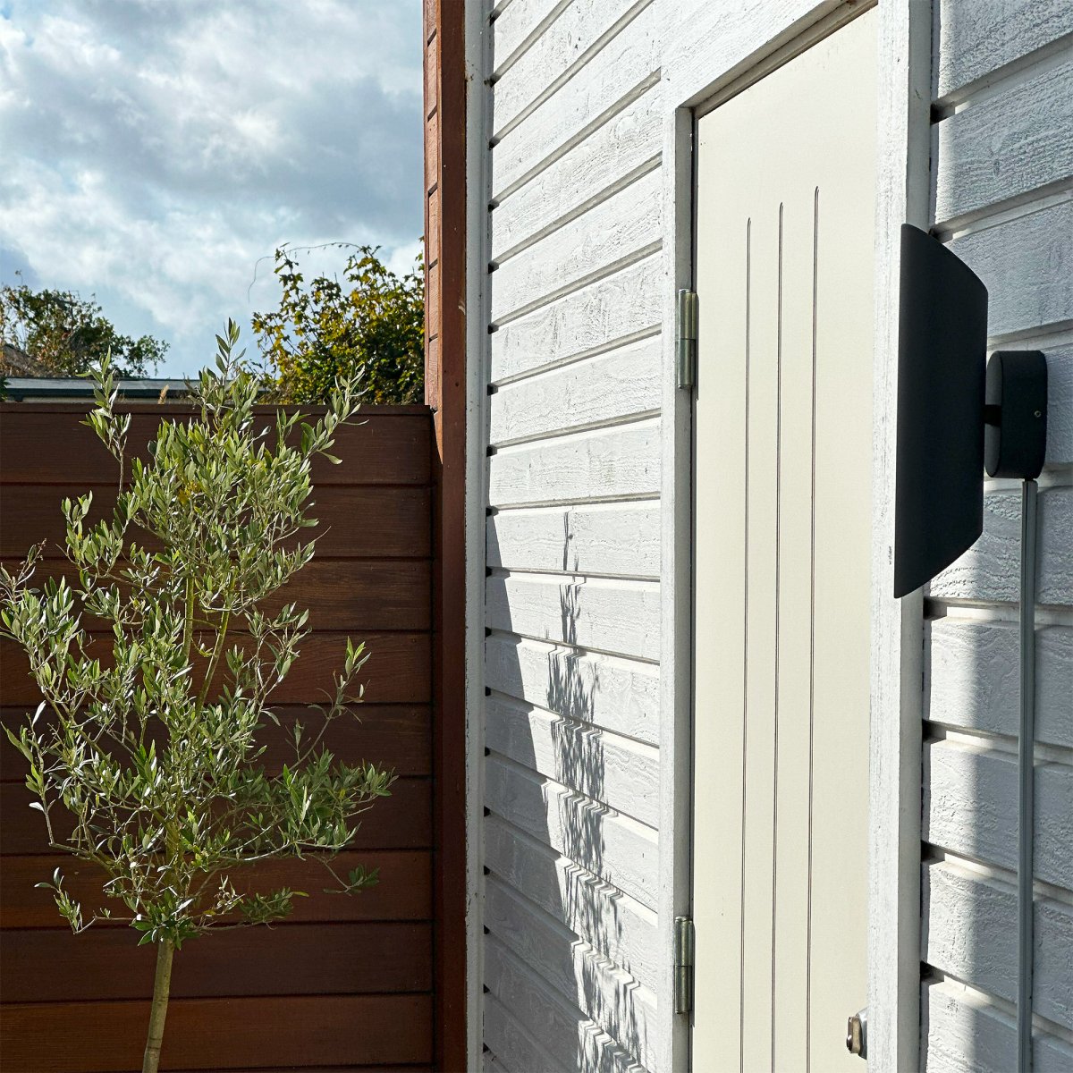 Wally Mørkegrå Fra Lightson - Lampen giver et rigtig godt funktionelt lys, praktisk for eksempel i garagen eller haven, men skaber ogs&aring; flotte effekter til at oplyse det, der er omkring, s&aring;som krukker og vegetation.