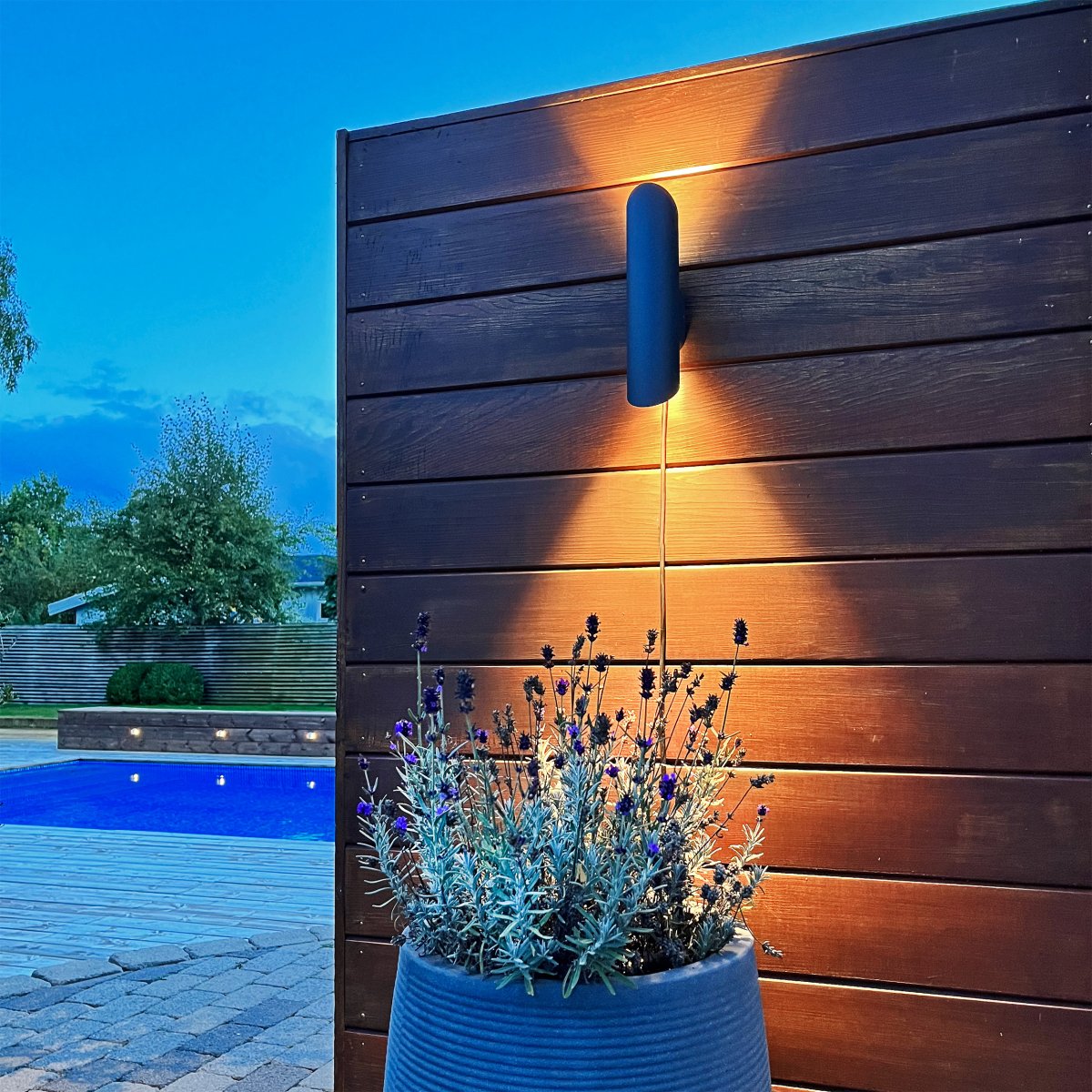 Wally Mørkegrå Fra Lightson - Lampen giver et rigtig godt funktionelt lys, praktisk for eksempel i garagen eller haven, men skaber ogs&aring; flotte effekter til at oplyse det, der er omkring, s&aring;som krukker og vegetation.