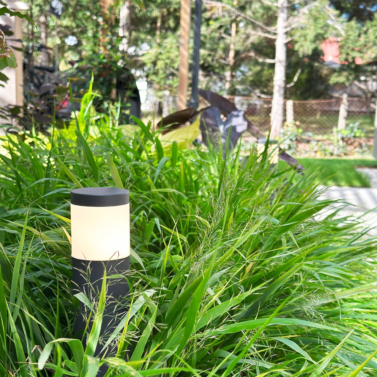 Polly Mørkegrå Fra Lightson - Pullerten Polly er en stilren pullert i aluminium, der kan bruges langs gange og indkørsler, samt som markeringslys ved fx gange og porte.