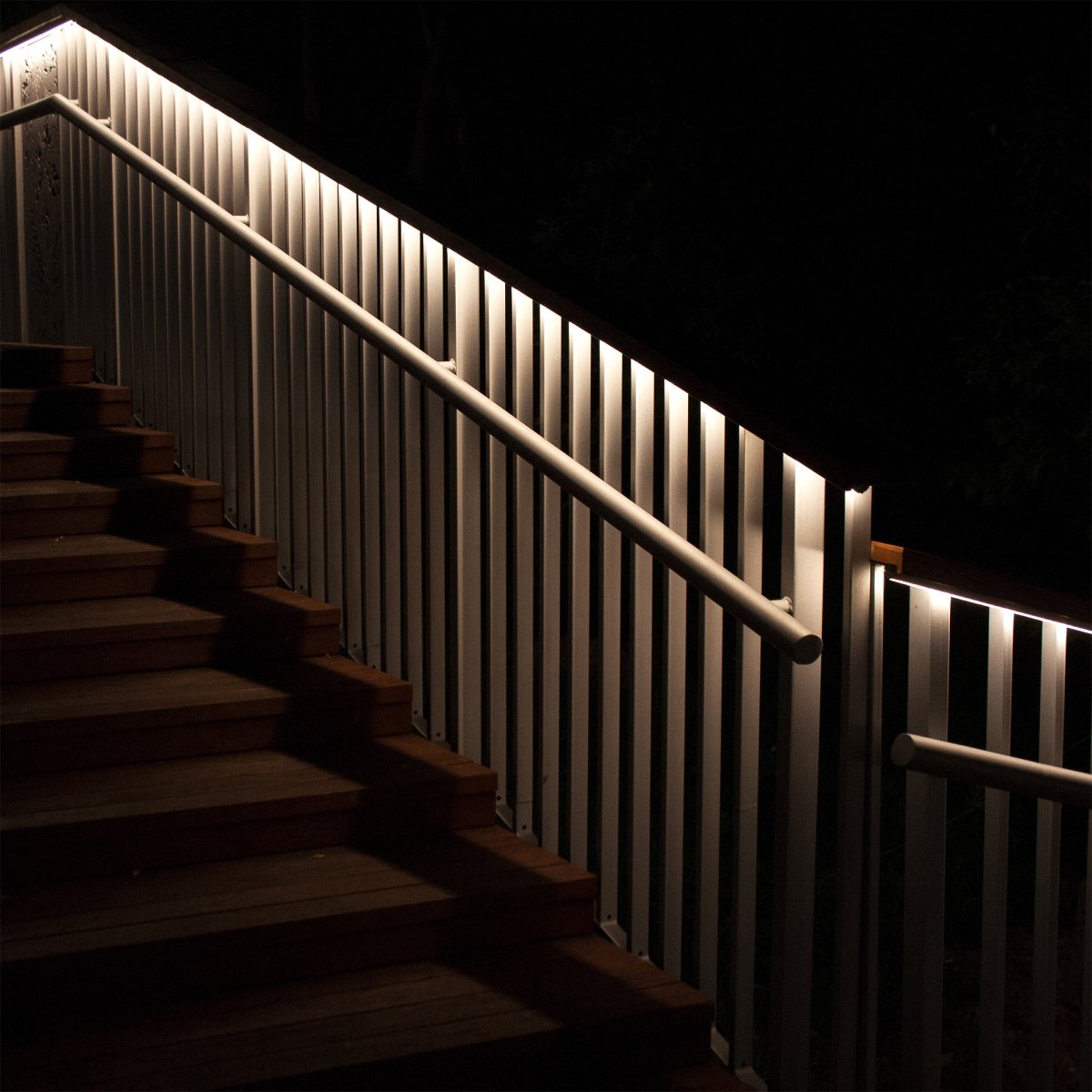Strip (2.5m) Gennemsigtig Fra Lightson - Bemærk at hvis du skærer i Strip og skal placere den udendørs så&aring; du skal fylde den medfølgende lukning med silikonelim (medfølger ikke) for at gøre den tæt.