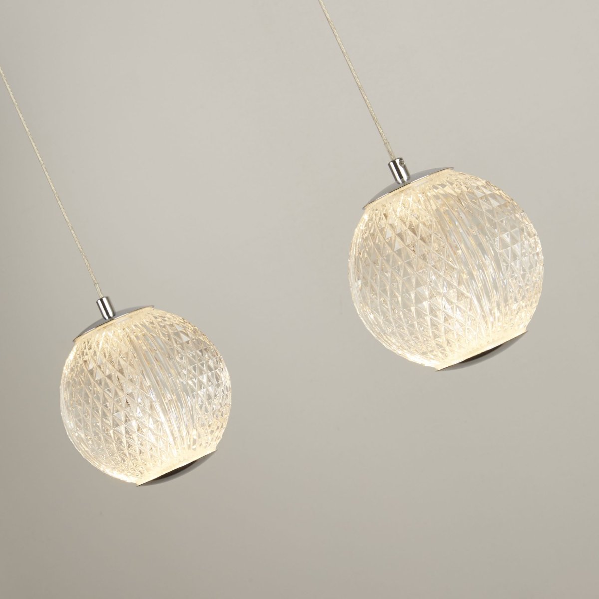 Allure 100cm Krom loftslampe Fra Searchlight - Med fem glober i tekstureret akryl og en forkromet finish er den et sandt blikfang – Selv når den er slukket.