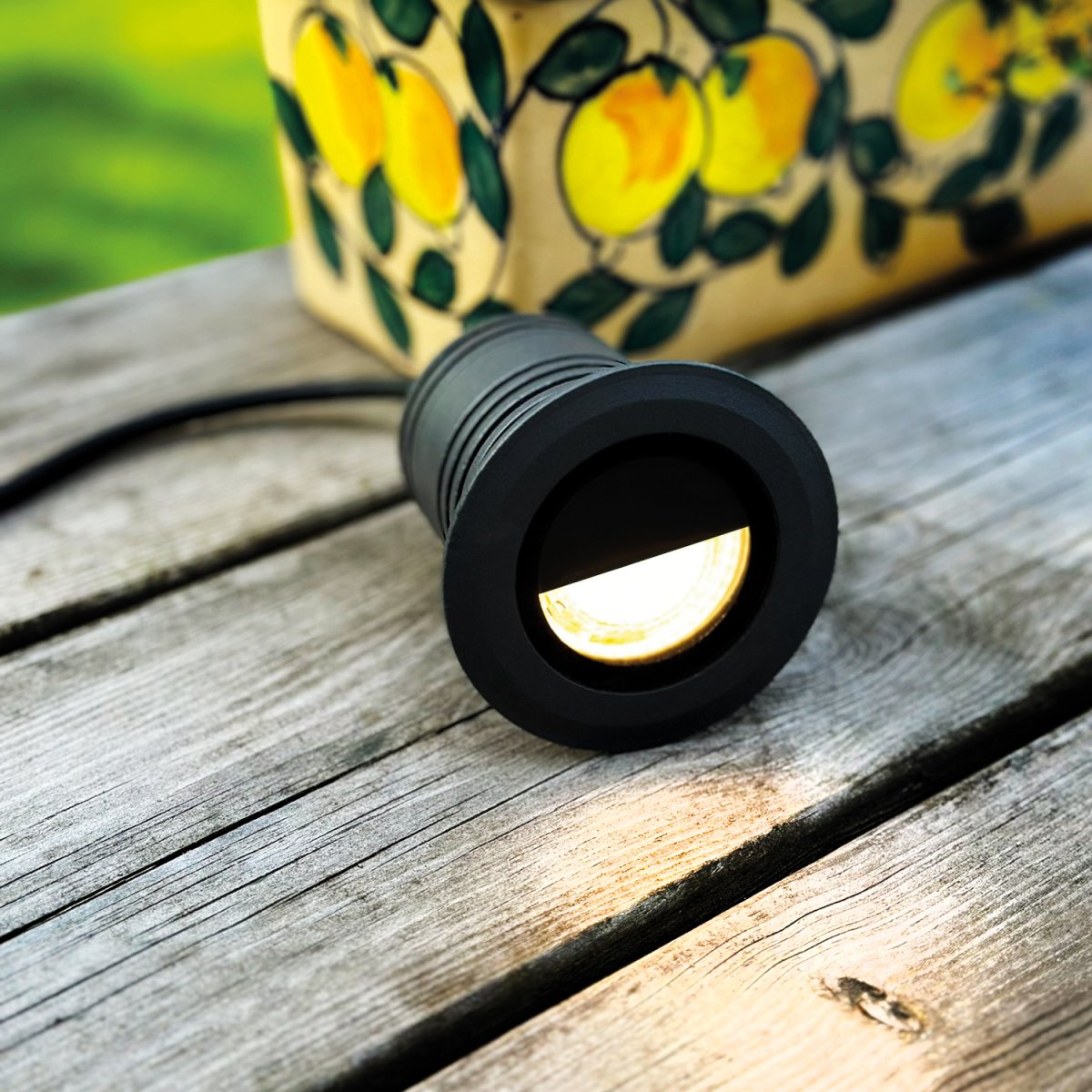 Onyx Mørkegrå Fra Lightson - Att belysa ensamma tr&auml;d som st&aring;r direkt i gr&auml;smattan eller stens&auml;ttningen &auml;r v&auml;ldigt effektfullt f&ouml;r en tr&auml;dg&aring;rd.