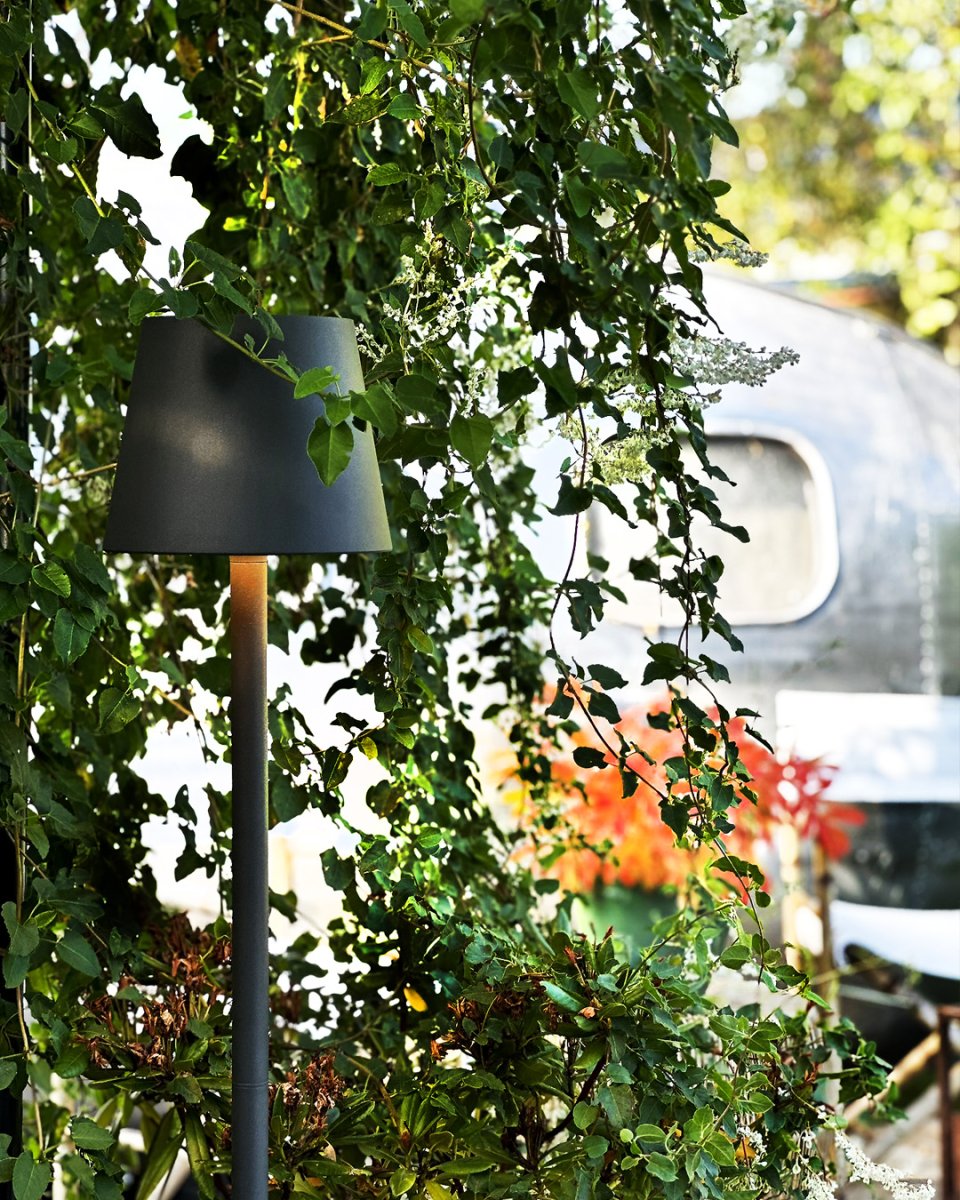 Sofy Mørkegrå Fra Lightson - Sofy er en stilfuld gulvlampe i m&oslash;rkegr&aring; aluminium, specielt designet til at skabe en hyggelig og hyggelig atmosf&aelig;re i dine udend&oslash;rsmilj&oslash;er.