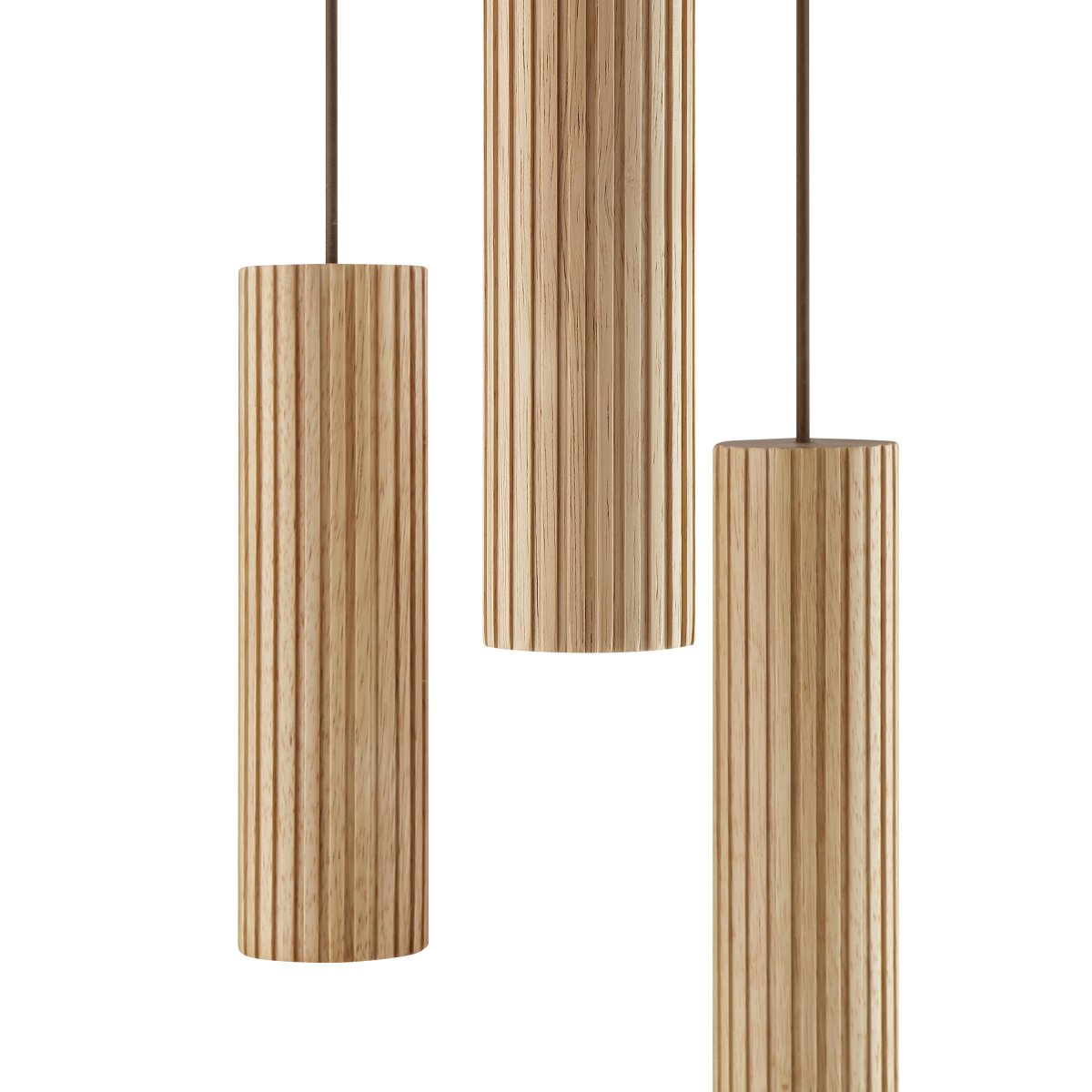 Lakewood Ø28 Træ loftslampe Fra Brilliant - Pendlerne hænger fra en rund baldakin i matchende brunt metal, og højden kan justeres under installationen for at tilpasse sig rummet og det ønskede udtryk.