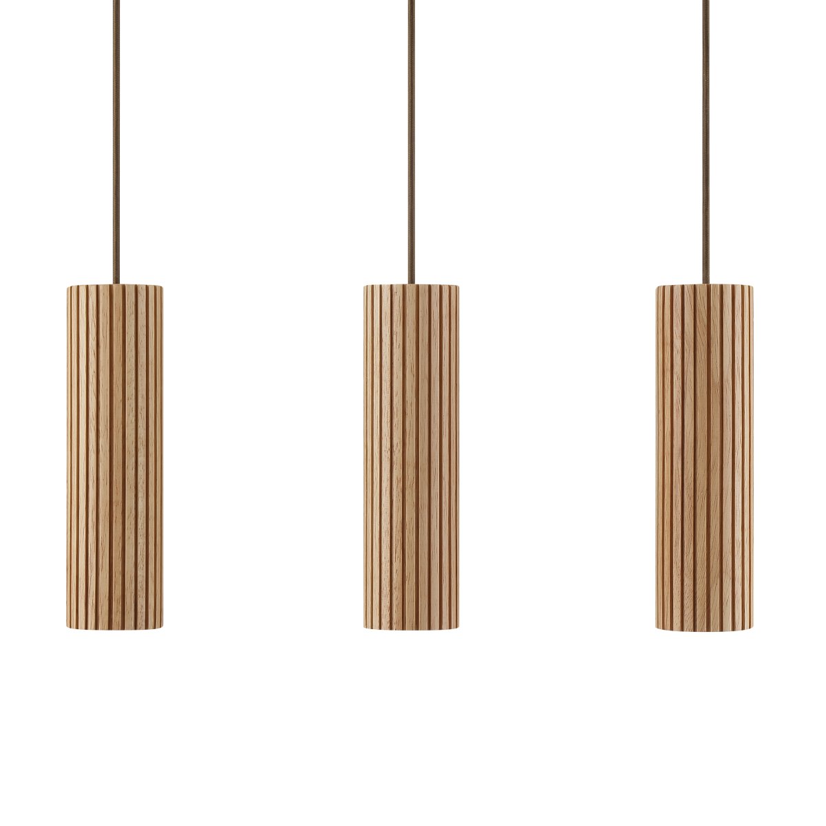 Lakewood 50cm Træ loftslampe Fra Brilliant - De tre pendler er placeret i rækkefølge, og højden kan justeres under installationen for at tilpasse sig rummet og den ønskede placering.