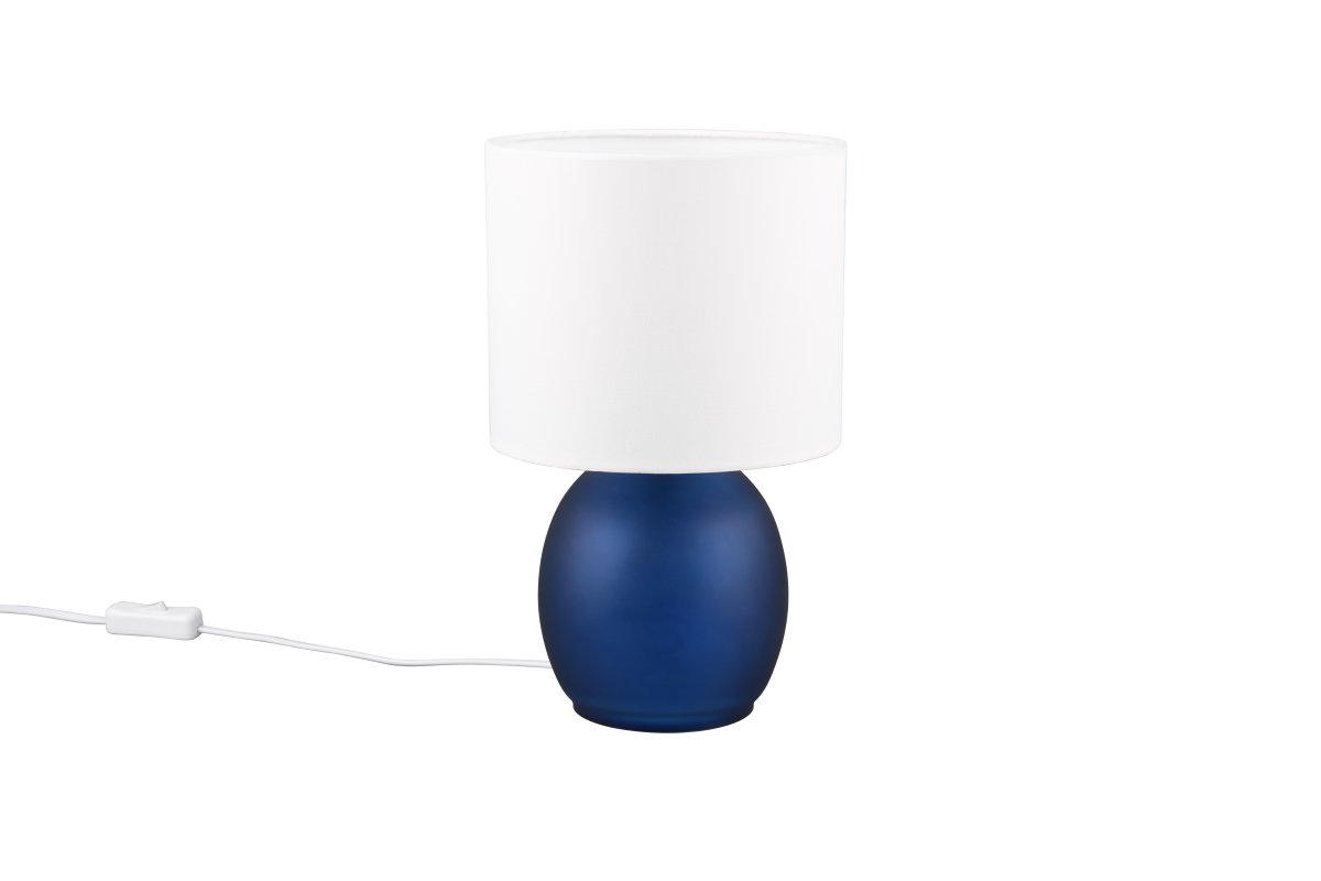 Vela 30cm Blå bordlampe Fra Trio Lighting - Den sofistikerede farvekombination af hvid og bl&aring; fuldender lampens design og giver den et moderne pr&aelig;g, hvilket g&oslash;r den til en ideel indretningsdetalje i dit hjem.