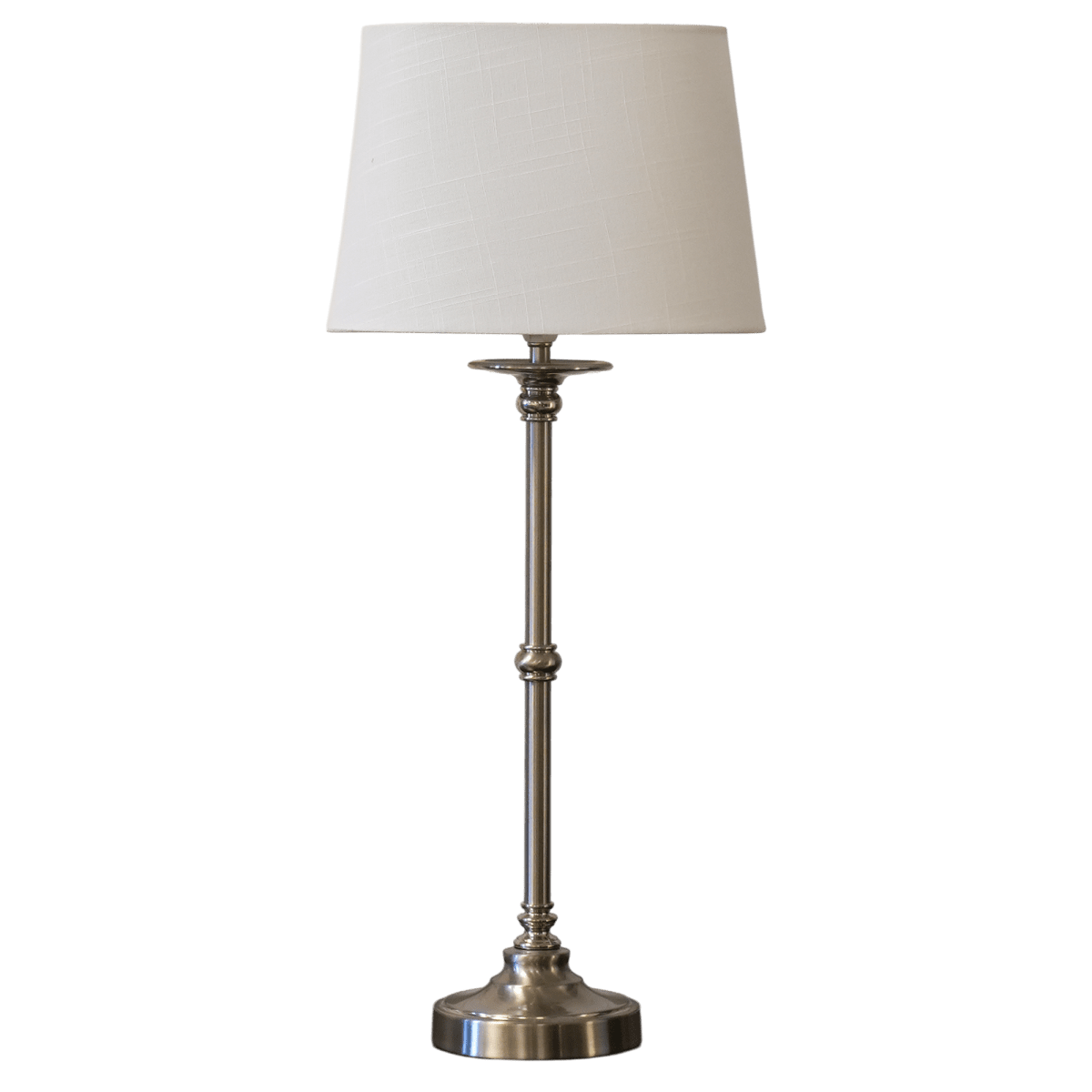 Axel 60cm Sølv/off-white bordlampe Fra Lampan - et sidebord, et skrivebord eller i et vindue og passer ind i mange forskellige indretningsstile.
