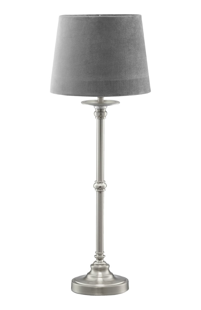 Axel Sammet 58cm Grå bordlampe Fra Pixie Design - Lampefoden lavet af metal med satin finish i kombination med fl&oslash;jlssk&aelig;rmen i gr&aring;t skaber en hyggelig atmosf&aelig;re i rummet.