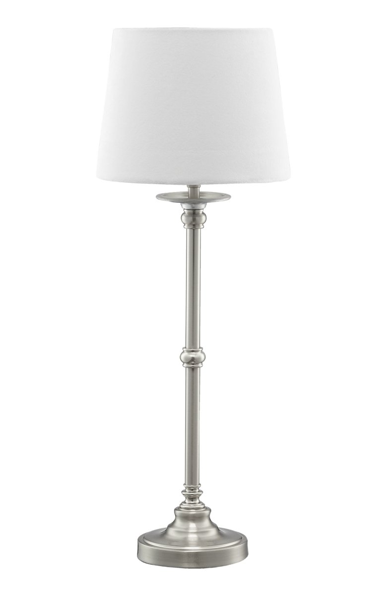 Axel Sammet 58cm Hvid bordlampe Fra Pixie Design - Lampefoden af metal med satinfinish i kombination med fl&oslash;jlssk&aelig;rmen i hvid skaber en hyggelig atmosf&aelig;re i rummet.