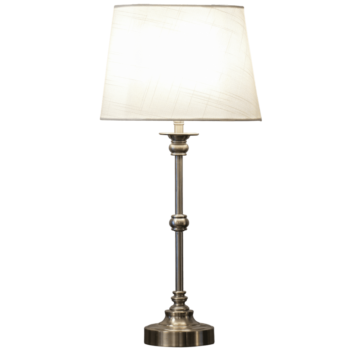 Axel Mini 50cm Sølv/off-white bordlampe Fra Lampan - Axel mini er en elegant bordlampe med et klassisk udtryk og dekorative detaljer.