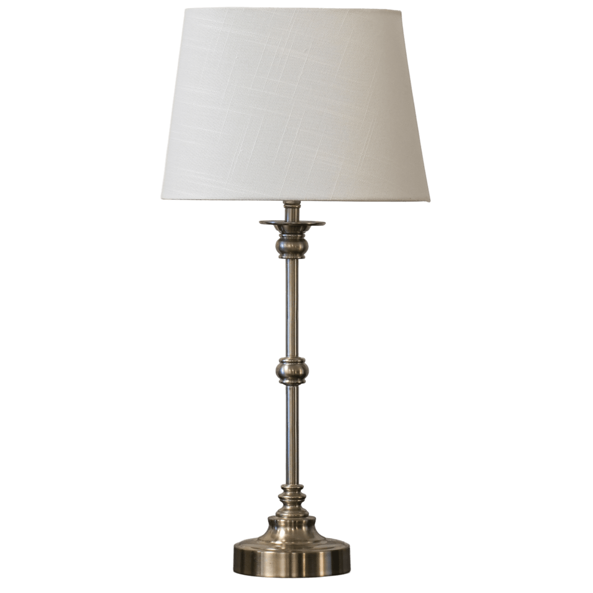 Axel Mini 50cm Sølv/off-white bordlampe Fra Lampan - Axel mini er en elegant bordlampe med et klassisk udtryk og dekorative detaljer.