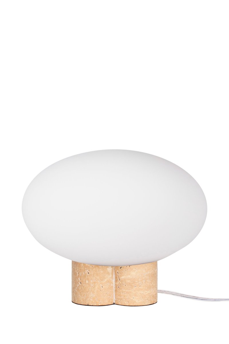 Mammut 25cm Travertin bordlampe Fra Globen Lighting - Lampefoden er matchet med en rund mat hvid og fladtrykt glaskuppel i en noget overdimensioneret størrelse, som skaber det legende udtryk.