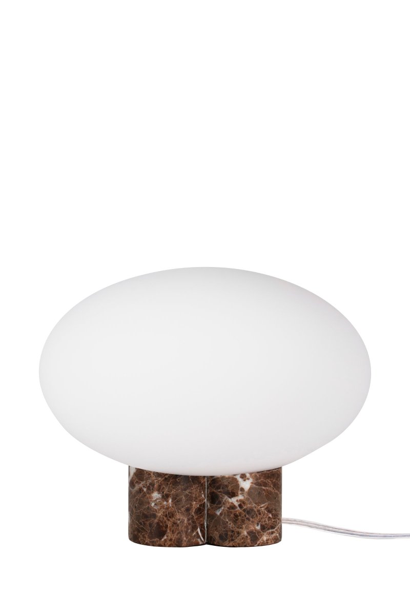 Mammut 25cm Brun bordlampe Fra Globen Lighting - Mammut er en eksklusiv og legende bordlampe med sine korte ben og store glaskuppel.