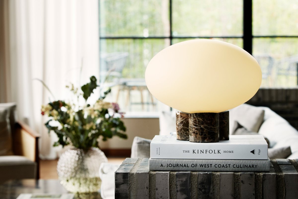 Mammut 25cm Brun bordlampe Fra Globen Lighting - Mammut er en eksklusiv og legende bordlampe med sine korte ben og store glaskuppel.