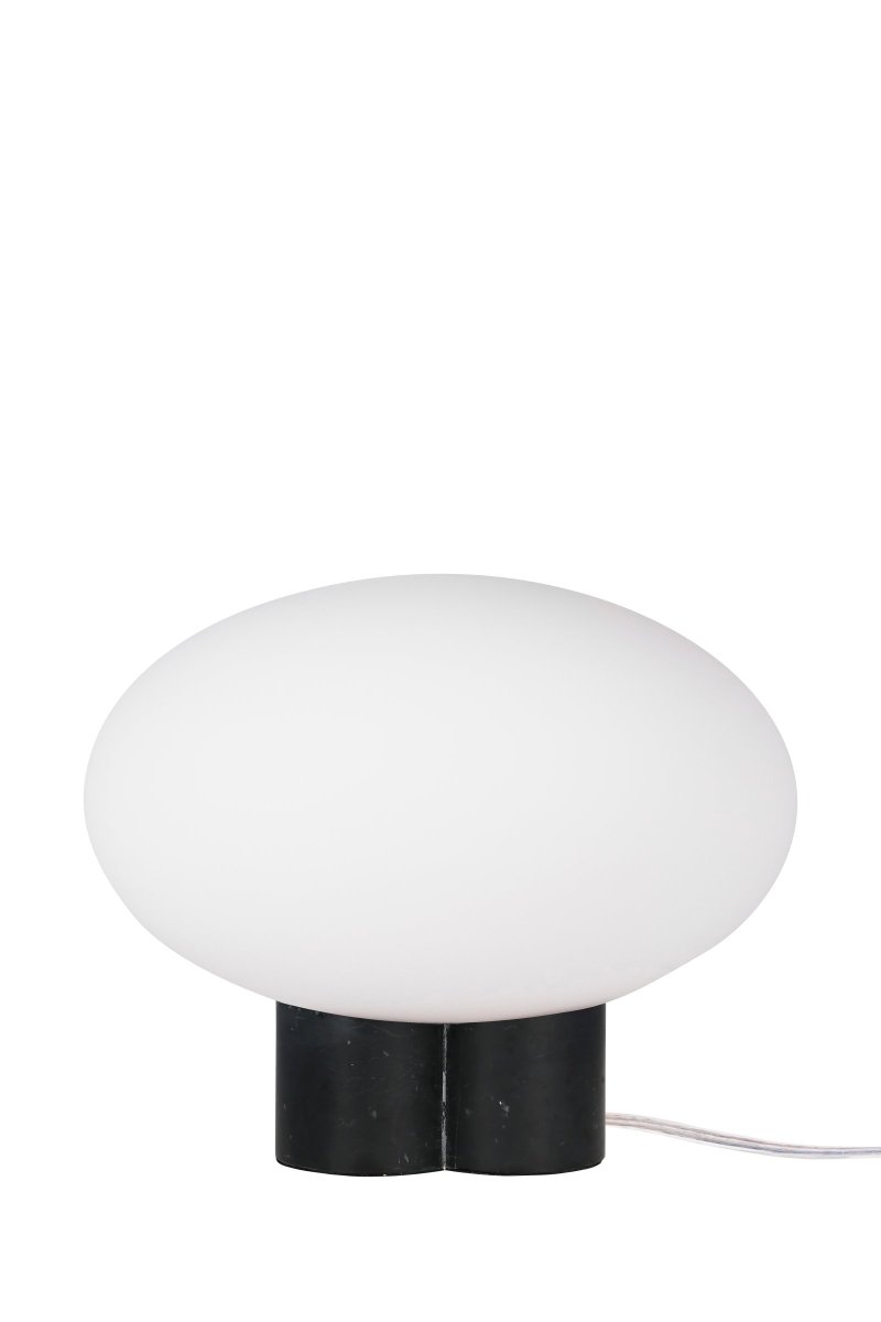 Mammut 25cm Sort bordlampe Fra Globen Lighting - Mammut er en eksklusiv og legende bordlampe med sine korte ben og store glaskuppel.