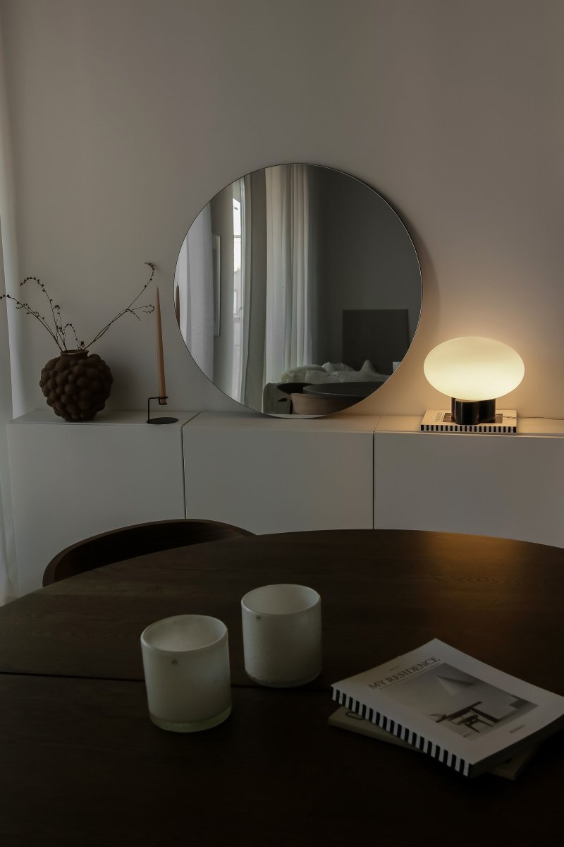 Mammut 25cm Sort bordlampe Fra Globen Lighting - Mammut er en eksklusiv og legende bordlampe med sine korte ben og store glaskuppel.