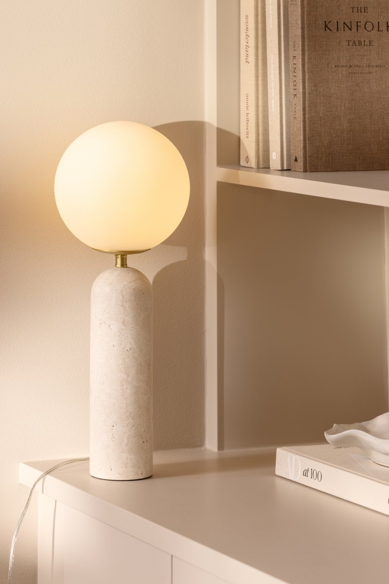Torrano 53cm Beige travertin bordlampe Fra Globen Lighting - Sten er et naturmateriale, og marmoreringens farve og nuancer varierer og skaber et unikt mønster for hvert møbel.