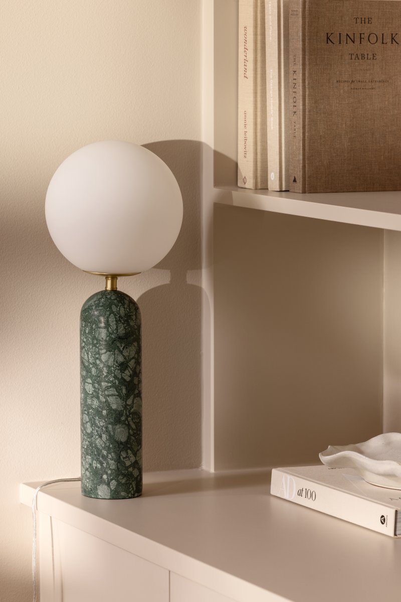 Torrano 53cm Mørkegrøn marmor bordlampe Fra Globen Lighting - Sten er et naturmateriale, og marmoreringens farve og nuancer varierer og skaber et unikt mønster for hvert møbel.