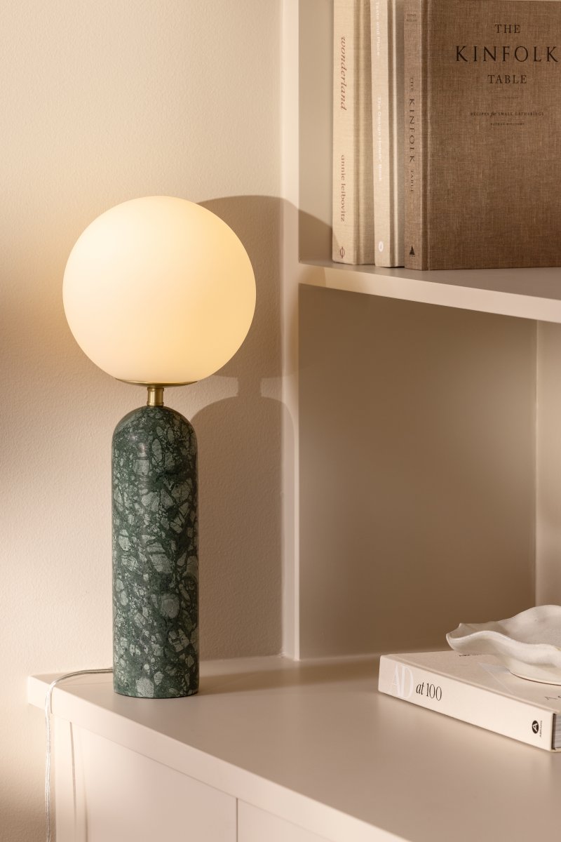 Torrano 53cm Mørkegrøn marmor bordlampe Fra Globen Lighting - Sten er et naturmateriale, og marmoreringens farve og nuancer varierer og skaber et unikt mønster for hvert møbel.