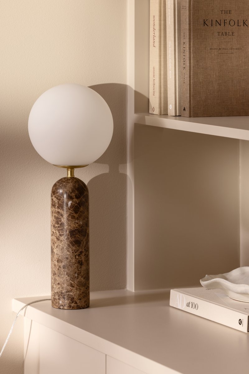 Torrano 53cm Brun marmor bordlampe Fra Globen Lighting - Sten er et naturmateriale, og marmoreringens farve og nuancer varierer og skaber et unikt mønster for hvert møbel.