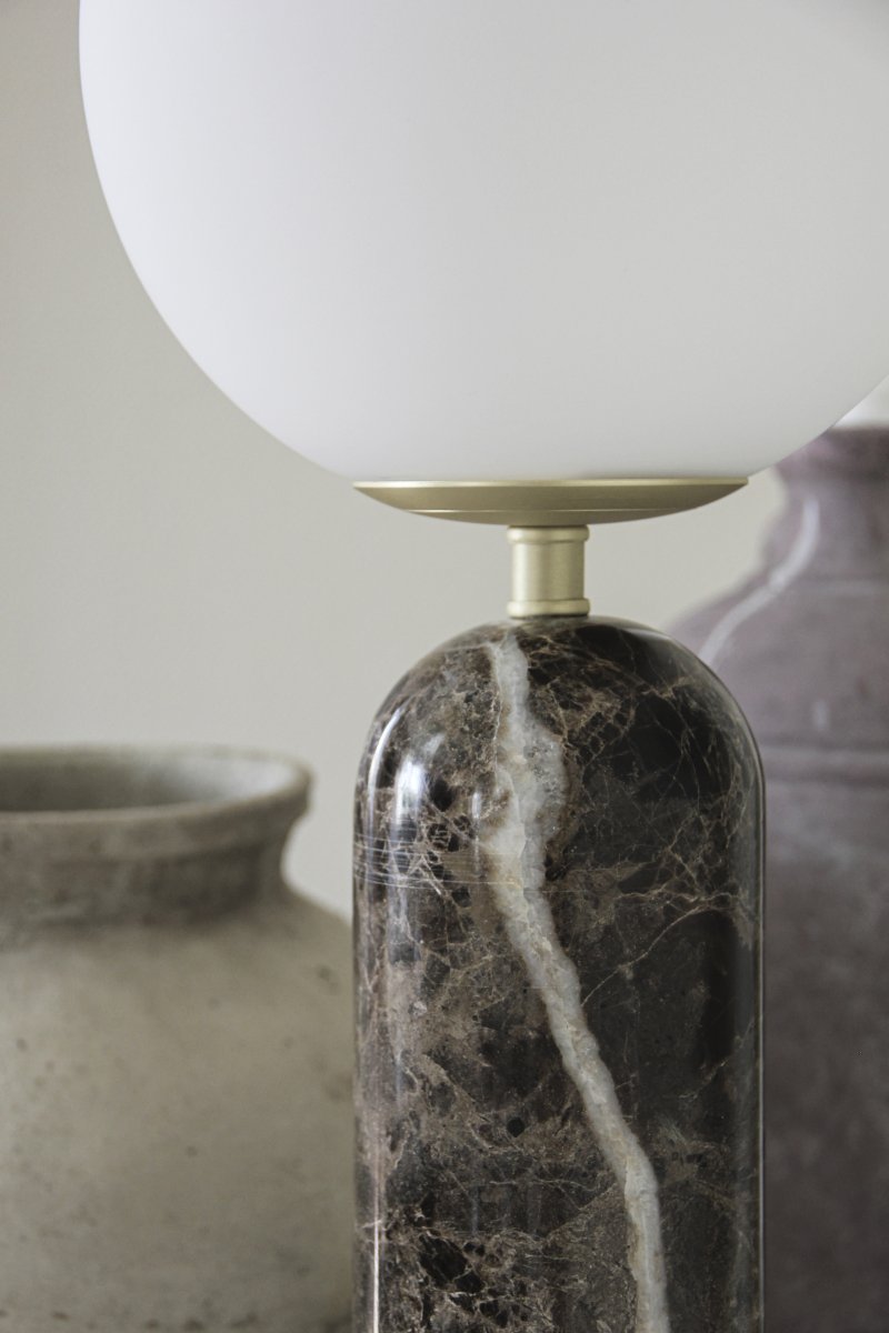 Torrano 53cm Brun marmor bordlampe Fra Globen Lighting - Sten er et naturmateriale, og marmoreringens farve og nuancer varierer og skaber et unikt mønster for hvert møbel.