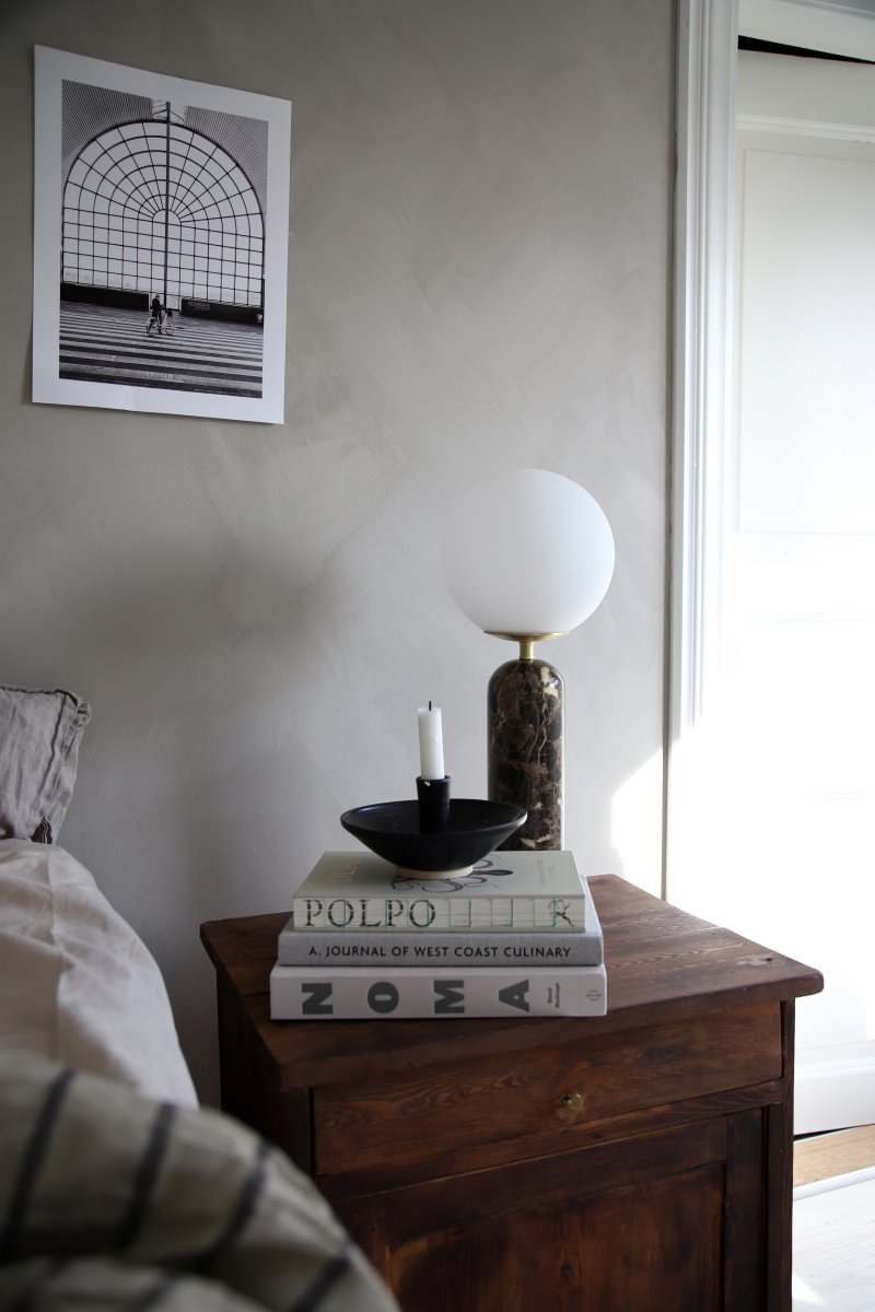 Torrano 53cm Brun marmor bordlampe Fra Globen Lighting - Sten er et naturmateriale, og marmoreringens farve og nuancer varierer og skaber et unikt mønster for hvert møbel.