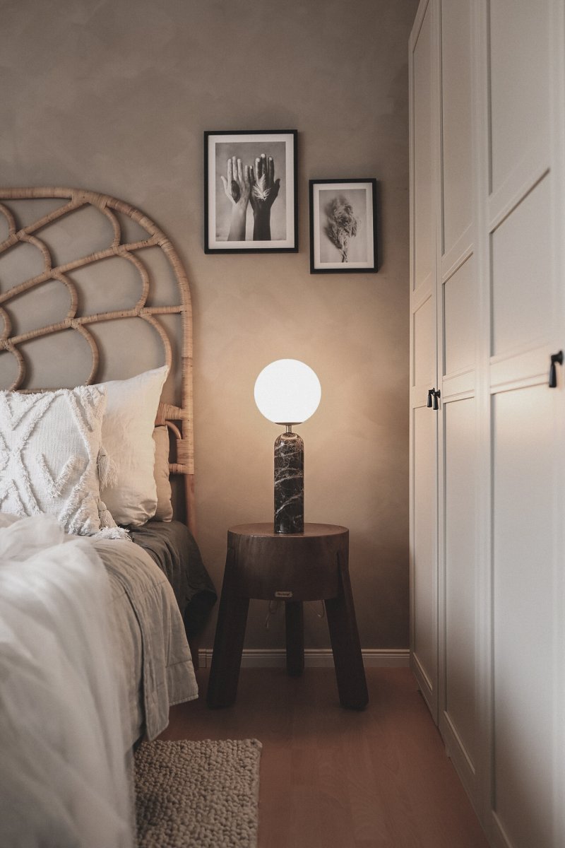 Torrano 53cm Brun marmor bordlampe Fra Globen Lighting - Sten er et naturmateriale, og marmoreringens farve og nuancer varierer og skaber et unikt mønster for hvert møbel.