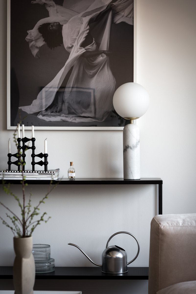 Torrano 53cm Hvid marmor bordlampe Fra Globen Lighting - Sten er et naturmateriale, og marmoreringens farve og nuancer varierer og skaber et unikt mønster for hvert møbel.