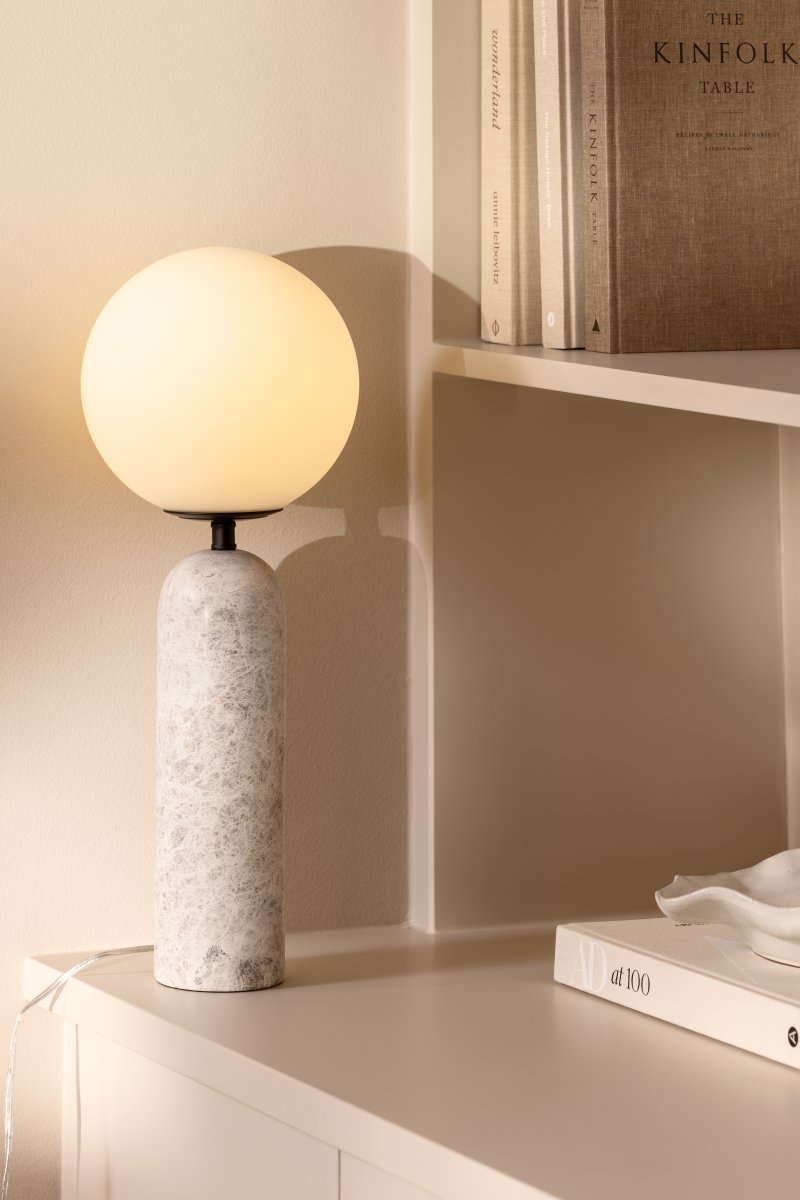 Torrano 53cm Grå marmor bordlampe Fra Globen Lighting - Sten er et naturmateriale, og marmoreringens farve og nuancer varierer og skaber et unikt mønster for hvert møbel.