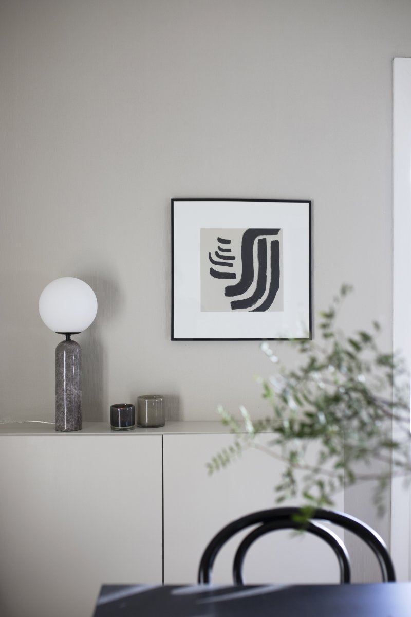 Torrano 53cm Grå marmor bordlampe Fra Globen Lighting - Sten er et naturmateriale, og marmoreringens farve og nuancer varierer og skaber et unikt mønster for hvert møbel.