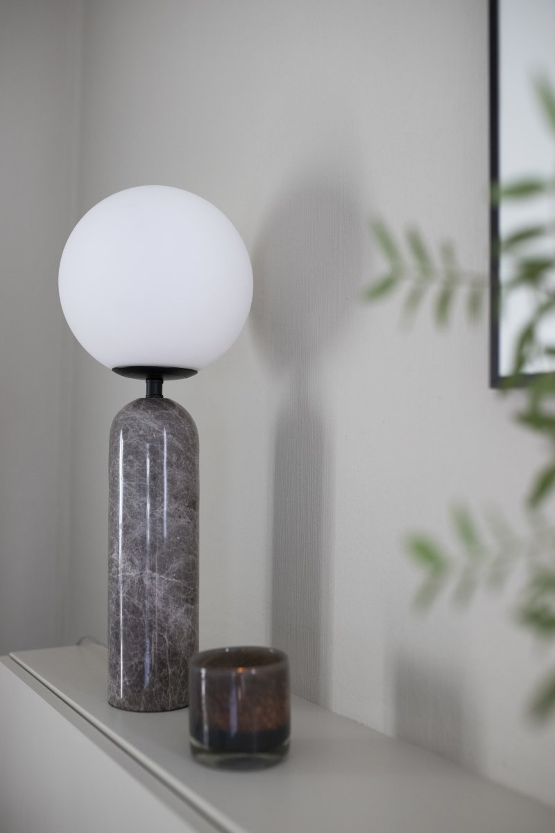 Torrano 53cm Grå marmor bordlampe Fra Globen Lighting - Sten er et naturmateriale, og marmoreringens farve og nuancer varierer og skaber et unikt mønster for hvert møbel.