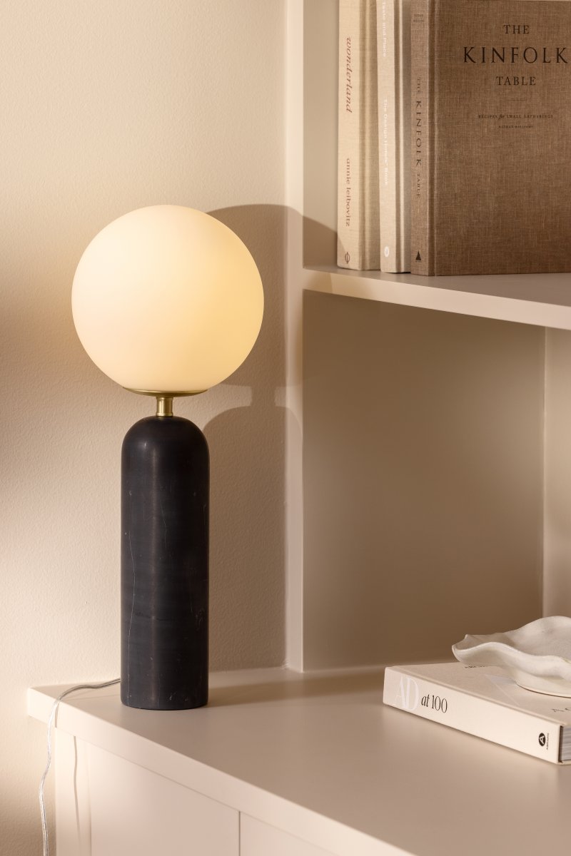 Torrano 53cm Sort marmor bordlampe Fra Globen Lighting - Sten er et naturmateriale, og marmoreringens farve og nuancer varierer og skaber et unikt mønster for hvert møbel.