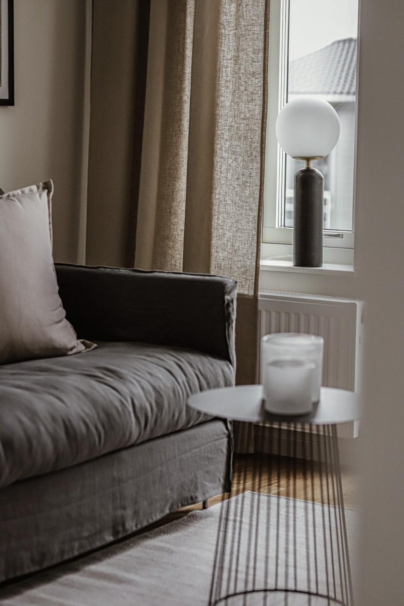 Torrano 53cm Sort marmor bordlampe Fra Globen Lighting - Sten er et naturmateriale, og marmoreringens farve og nuancer varierer og skaber et unikt mønster for hvert møbel.