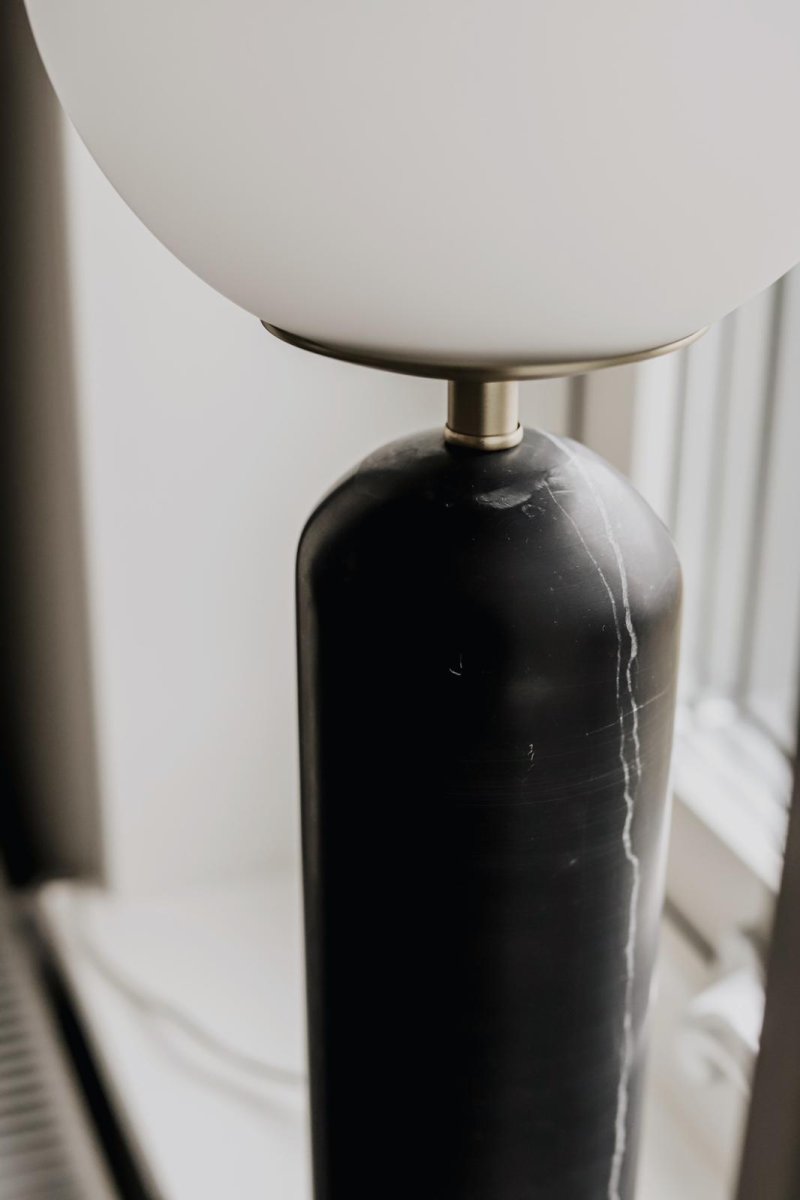 Torrano 53cm Sort marmor bordlampe Fra Globen Lighting - Sten er et naturmateriale, og marmoreringens farve og nuancer varierer og skaber et unikt mønster for hvert møbel.