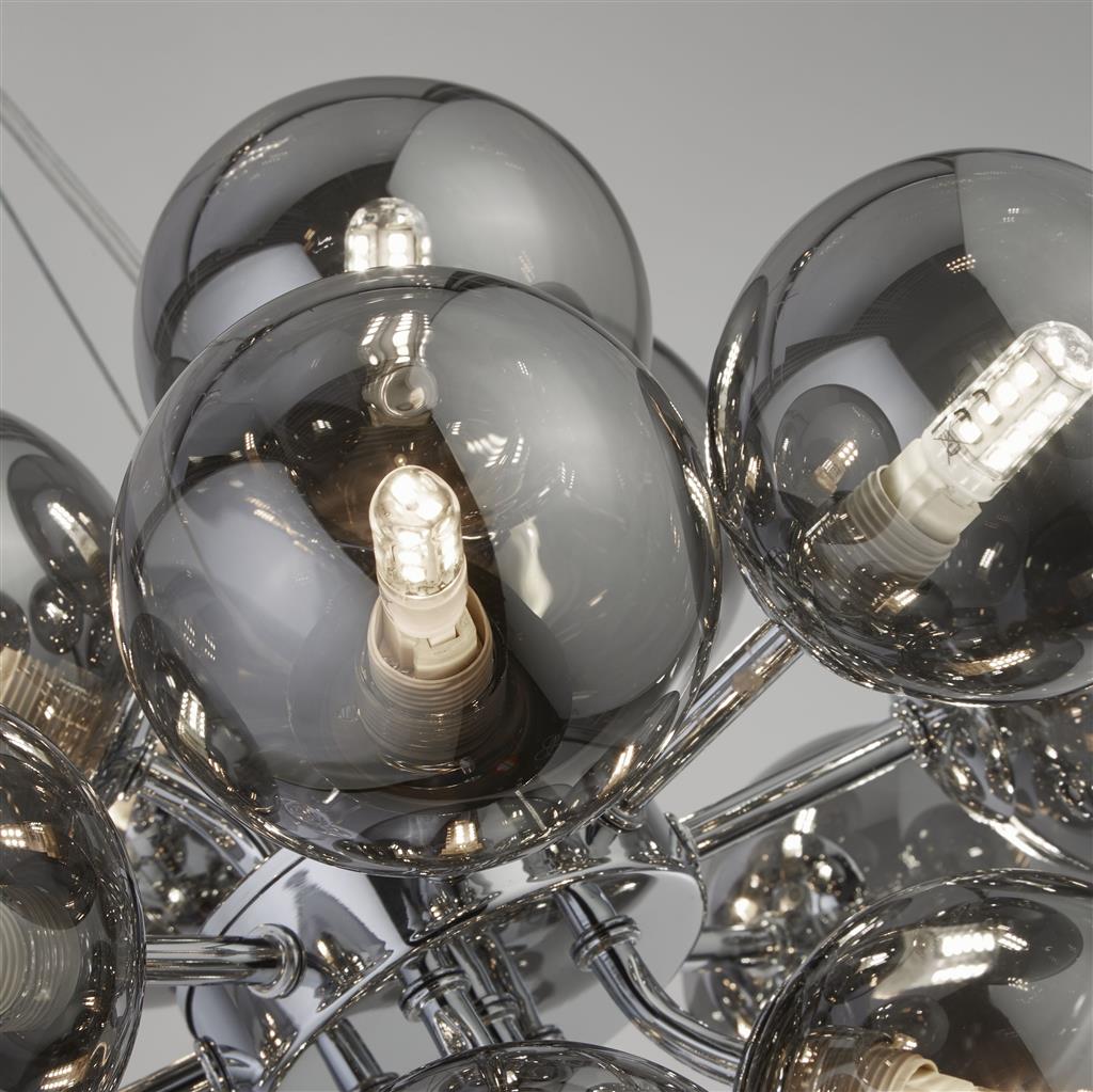 Berry Ø40 Røgfarvet loftslampe Fra Searchlight - Berry er en loftspendel, der virkelig optager plads &ndash; Med i alt 17 lyskilder omgivet af røgfarvede glaskupler i en moderne, minimalistisk stil, er den et garanteret blikfang i ethvert rum.
